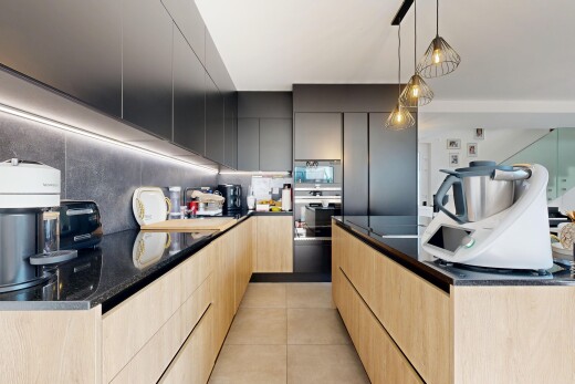 cuisine avec dark countertops, light floor, pendant lighting, éclairage suspendu, et inside community