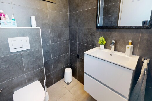 bad mit schminktisch, spiegel, fliesenwand, tile wall, und inside property