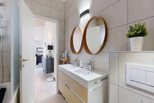 bad mit spiegel, doppelwaschtisch, light floor, komplettes badezimmer, und tile wall