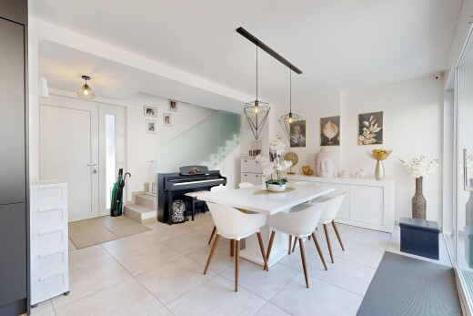 esszimmer mit treppen, inside property, light floor, gipskartonwand, und drywall