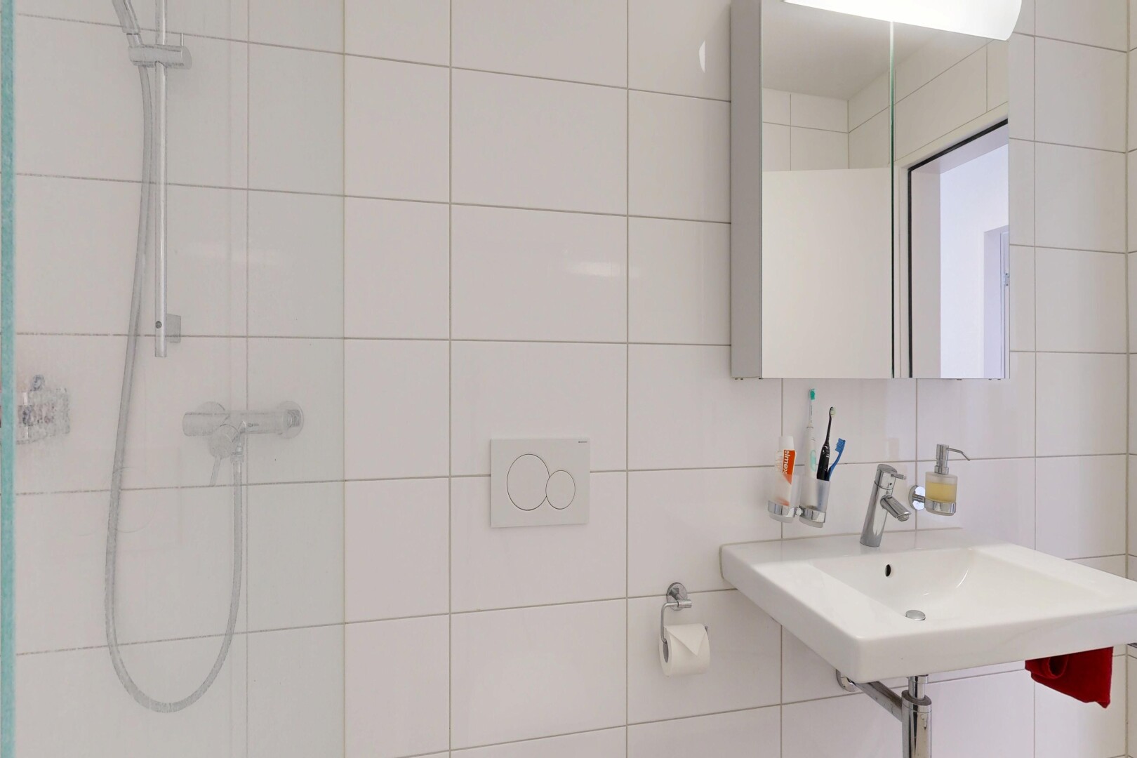 bad mit spiegel, fliesenwand, tile wall, dusche, und komplettes badezimmer