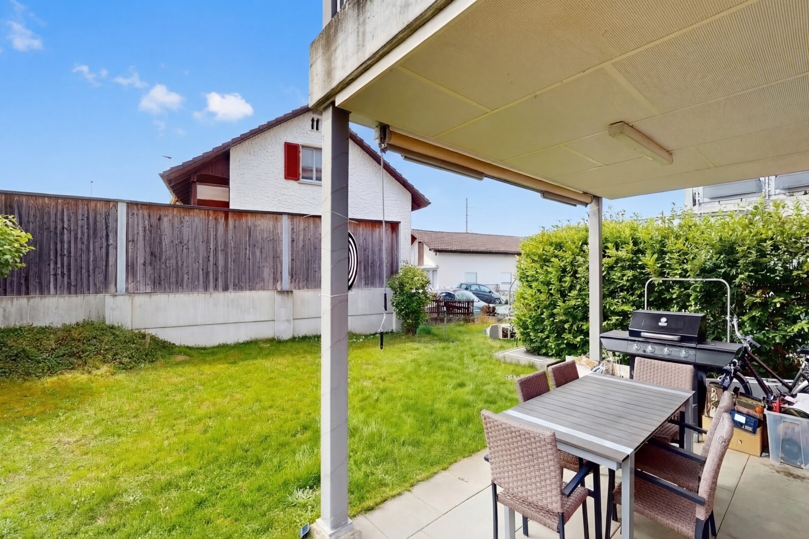 terrasse mit essbereich im freien, rasen, day time, terrasse, und from property