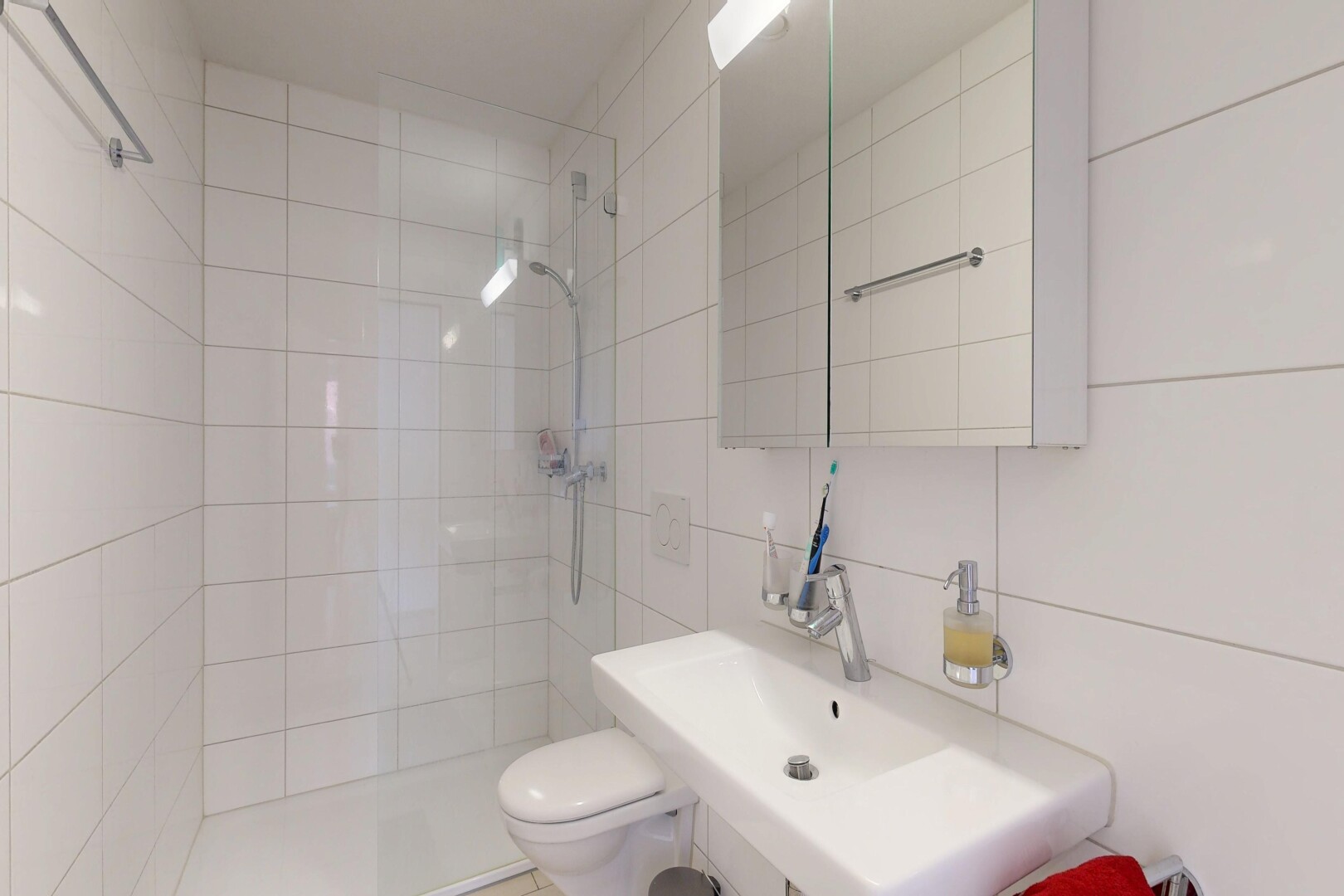 bad mit toilette, spiegel, dusche, komplettes badezimmer, und inside property