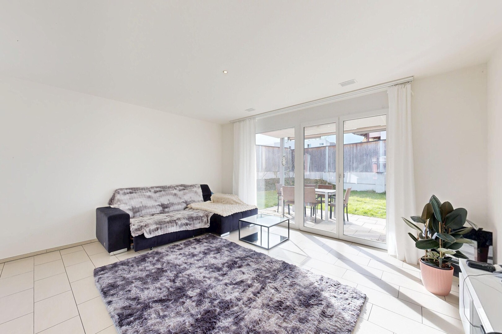 wohnzimmer mit gipskartonwand, drywall, light floor, inside property, und natürliches licht