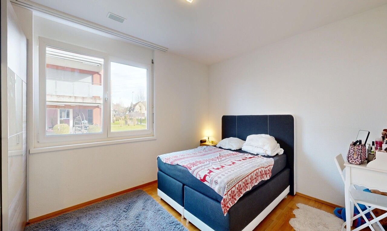 zimmer / schlafzimmer mit gipskartonwand, drywall, inside property, natürliches licht, und natural light