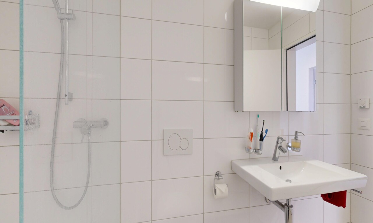 bad mit spiegel, fliesenwand, tile wall, dusche, und komplettes badezimmer