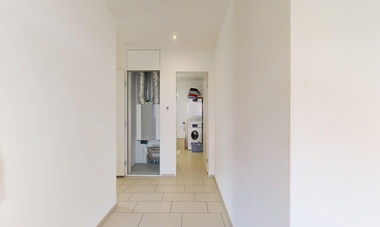halle / korridor mit light floor, fliesenboden, tile floor, tumbler, und inside property