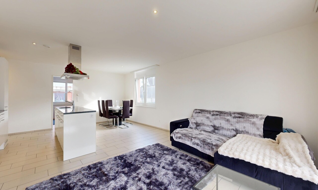 wohn- / esszimmer mit light floor, inside property, gipskartonwand, drywall, und natürliches licht