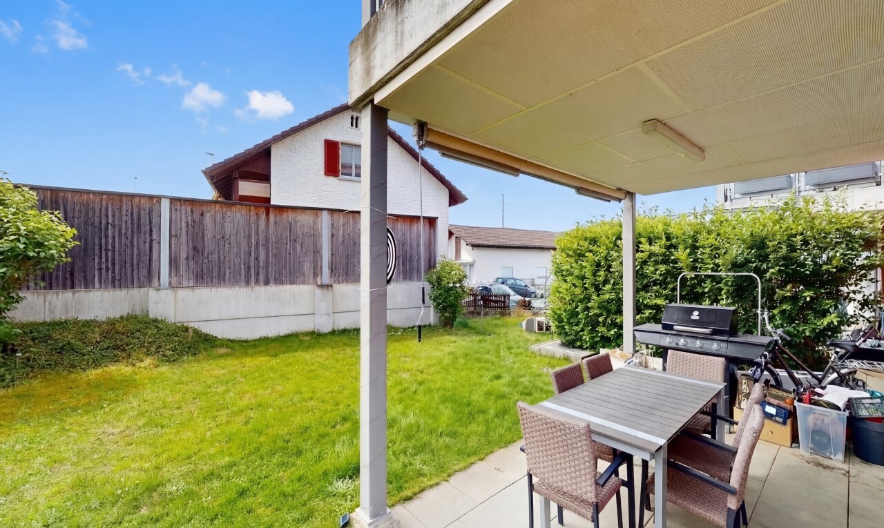 terrasse mit essbereich im freien, rasen, day time, terrasse, und from property