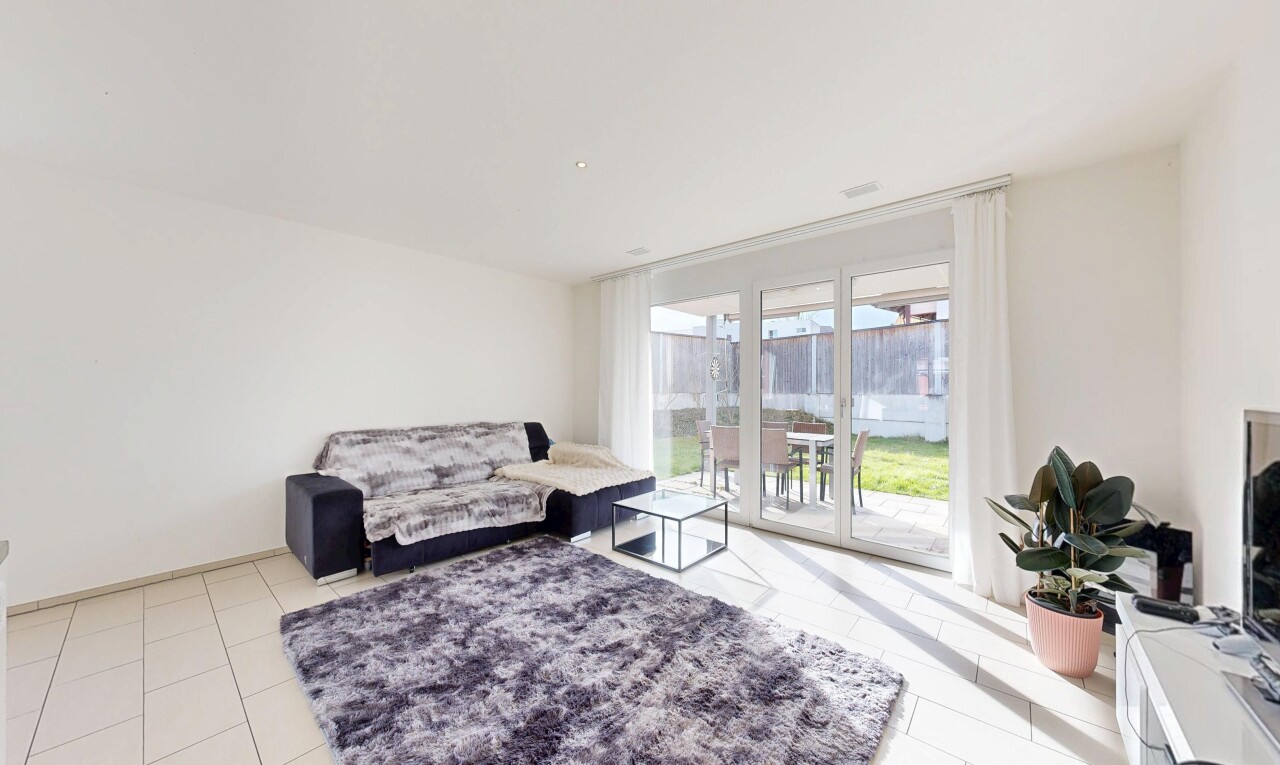 wohnzimmer mit gipskartonwand, drywall, light floor, inside property, und natürliches licht