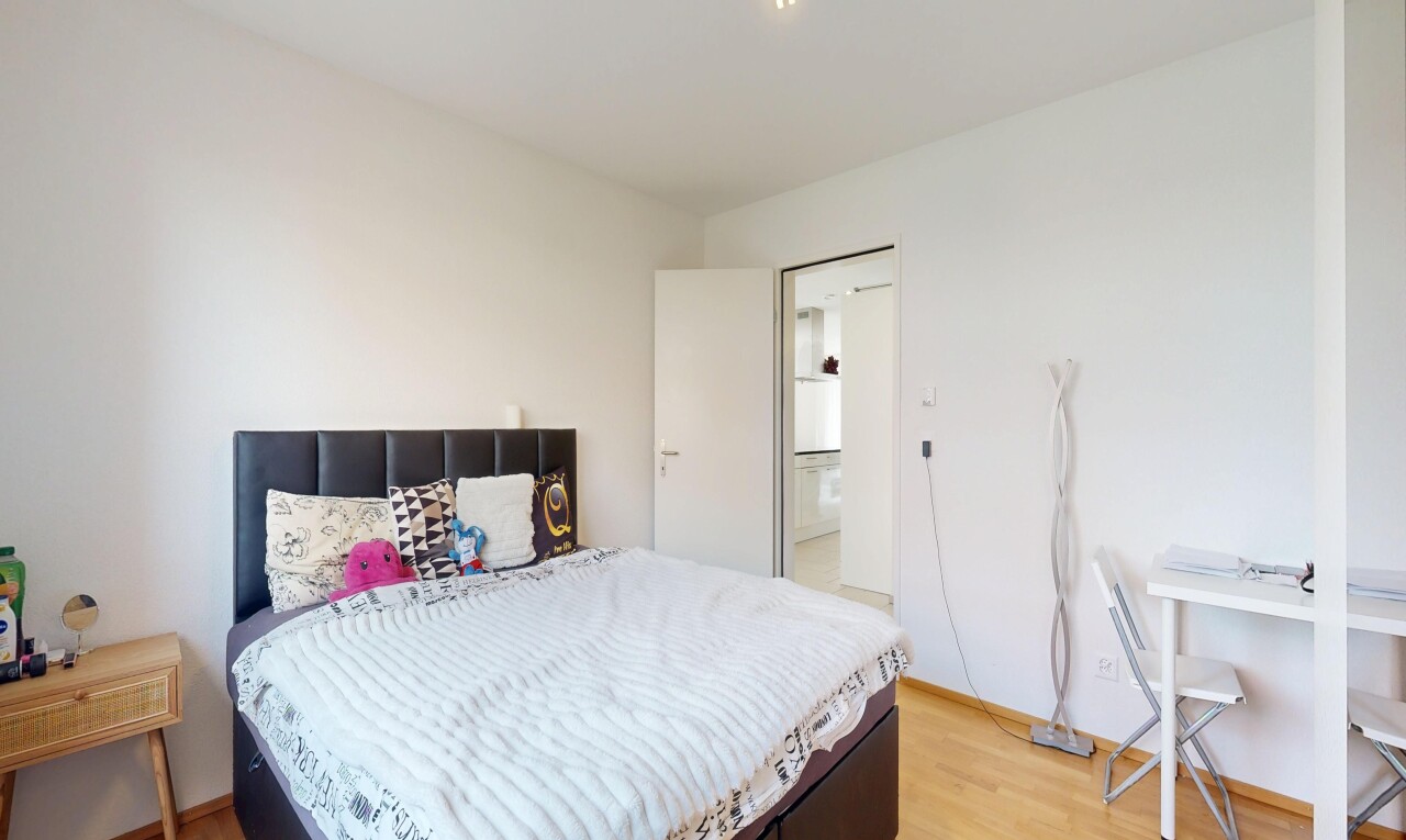 zimmer / schlafzimmer mit inside property, gipskartonwand, drywall, holzfußboden, und wood finish floor