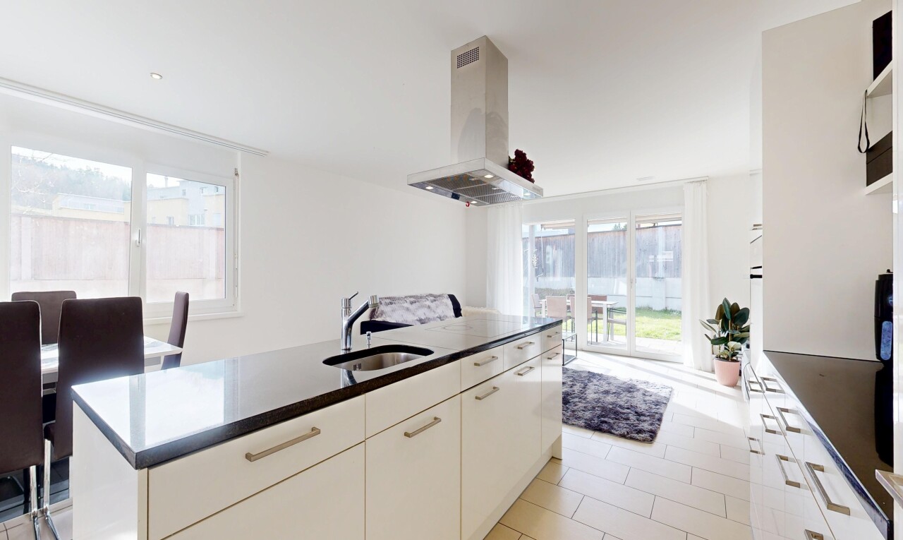 küche mit dunstabzugshaube, kitchen island, kücheninsel, kitchen island sink, und inside property