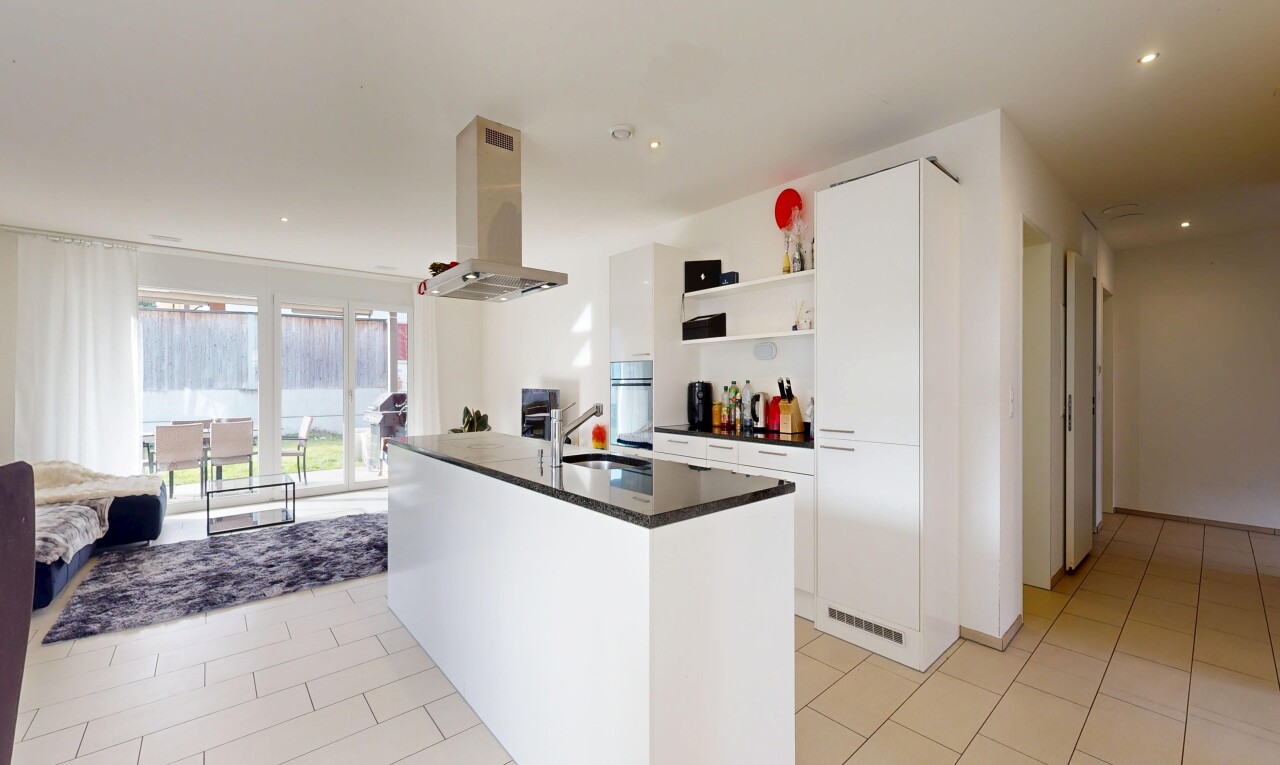 küche mit weiße schränke, white cabinets, dunstabzugshaube, dark countertops, und light floor