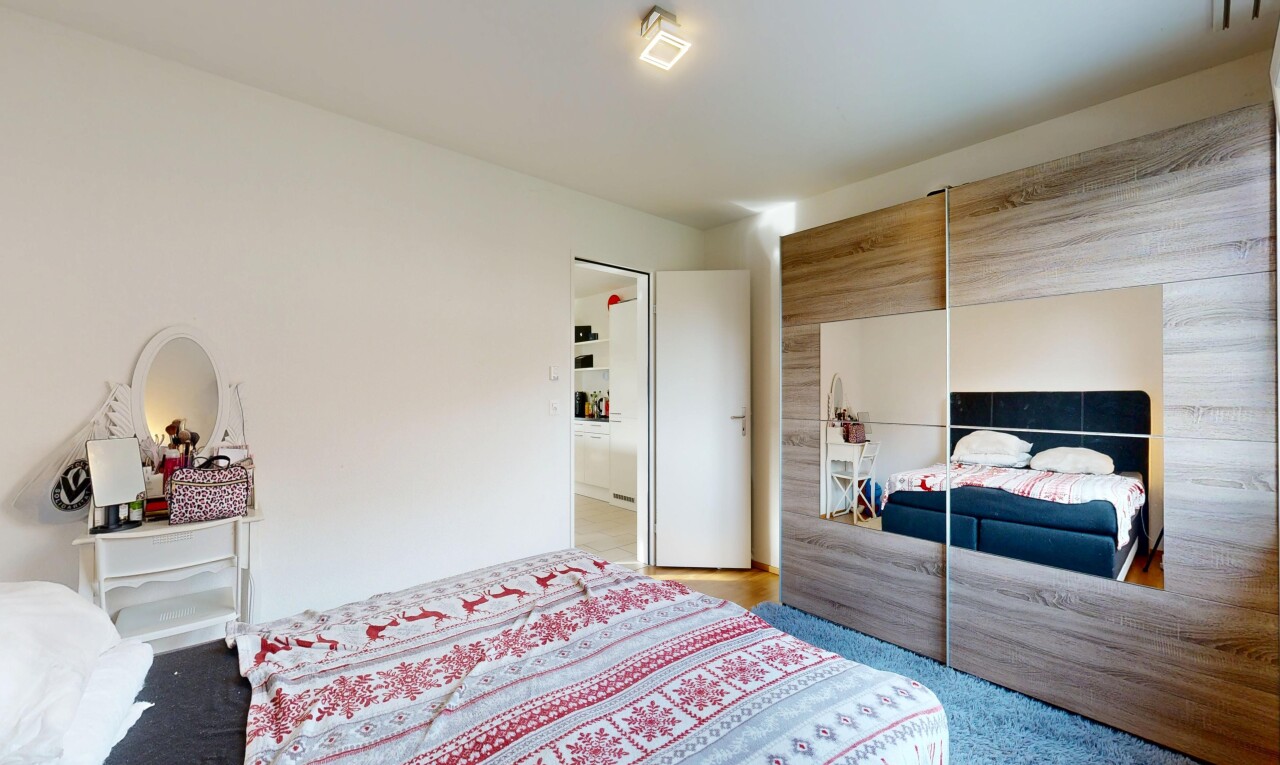 zimmer / schlafzimmer mit inside property, drywall, gipskartonwand, wood finish floor, und holzfußboden