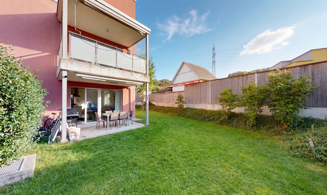 garten mit zaun, terrasse, rasen, day time, und balkon