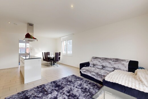 wohn- / esszimmer mit light floor, inside property, gipskartonwand, drywall, und natürliches licht