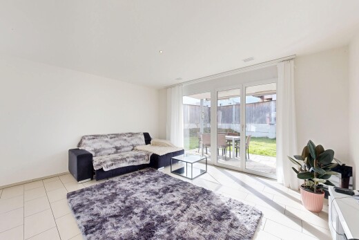 wohnzimmer mit gipskartonwand, drywall, light floor, inside property, und natürliches licht