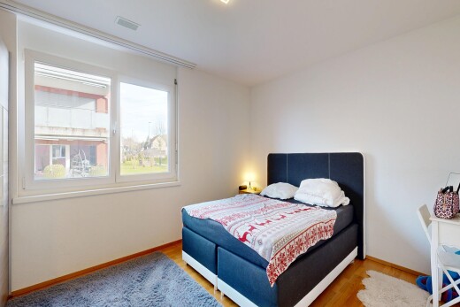 zimmer / schlafzimmer mit gipskartonwand, drywall, inside property, natürliches licht, und natural light