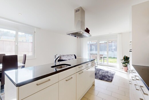 cuisine avec hotte, kitchen island, îlot de cuisine, kitchen island sink, et inside property