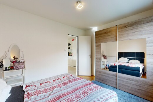zimmer / schlafzimmer mit inside property, drywall, gipskartonwand, wood finish floor, und holzfußboden