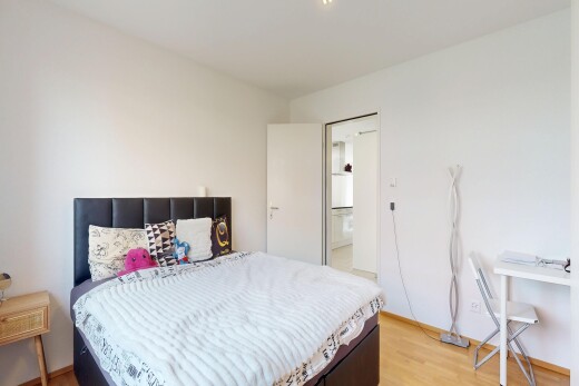 chambre avec inside property, cloison sèche, drywall, sol en finition bois, et wood finish floor