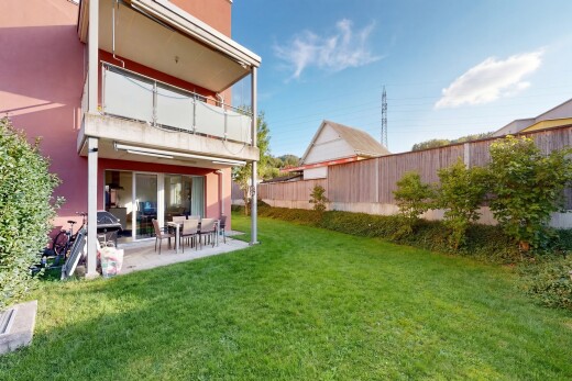 garten mit zaun, terrasse, rasen, day time, und balkon
