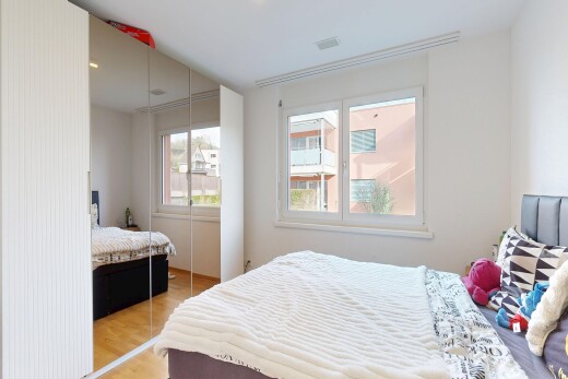 chambre avec inside property, sol en finition bois, wood finish floor, lumière naturelle, et natural light
