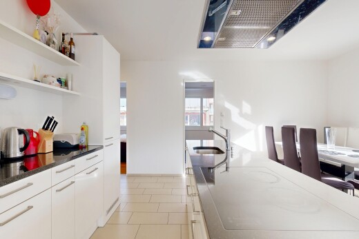 cuisine avec hotte, armoires blanches, white cabinets, armoires à panneau plat, et flat panel cabinets