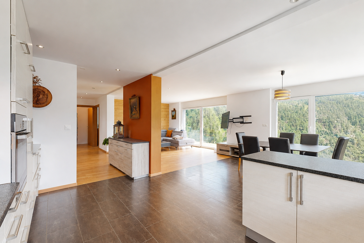 cuisine avec dark countertops, lumière naturelle, natural light, cloison sèche, et drywall