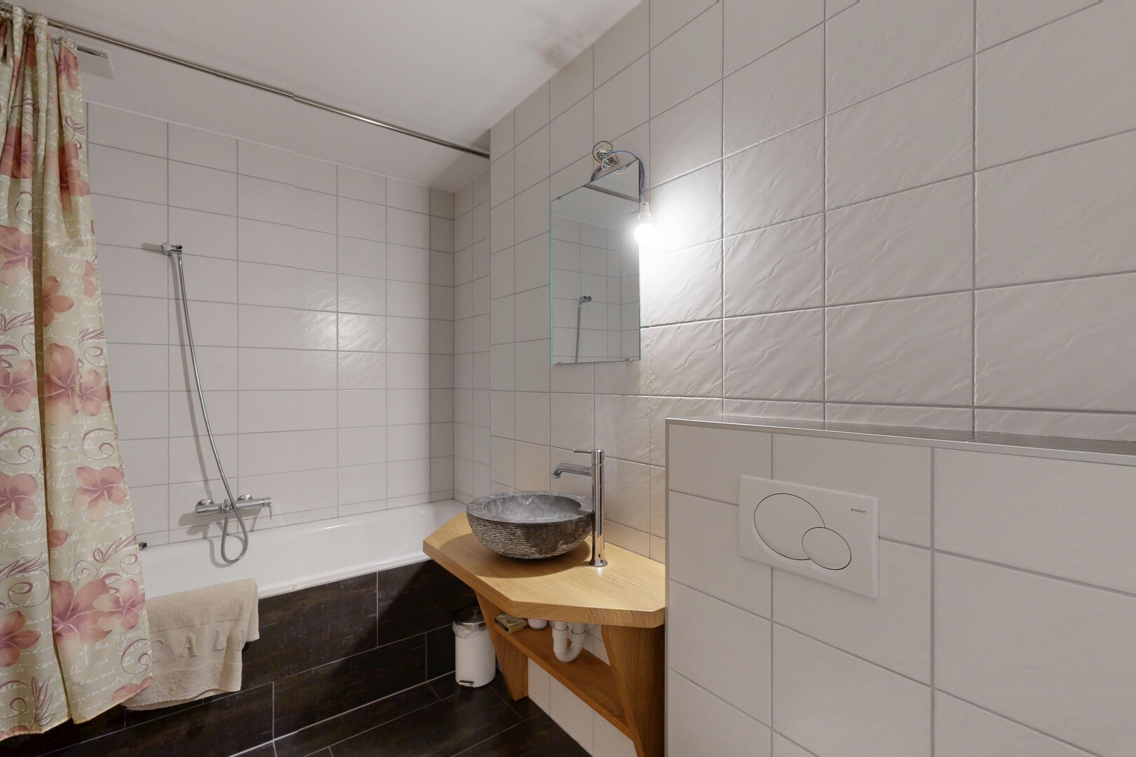 salle de bains avec mur en carrelage, tile wall, miroir, douche-bain combinés, et salle de bain complète