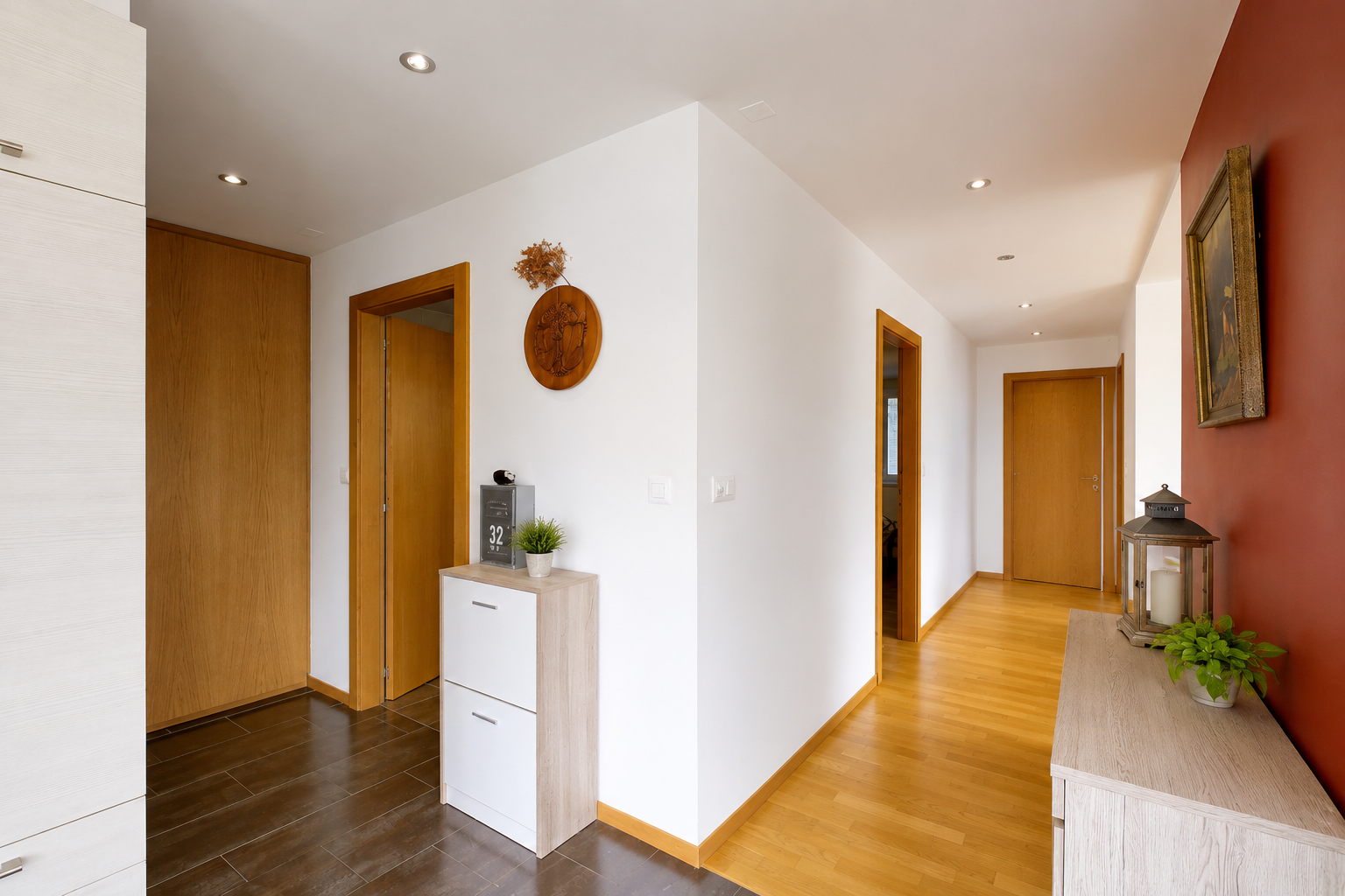couloir avec sol en finition bois, wood finish floor, éclairage encastré, recessed lighting, et cloison sèche