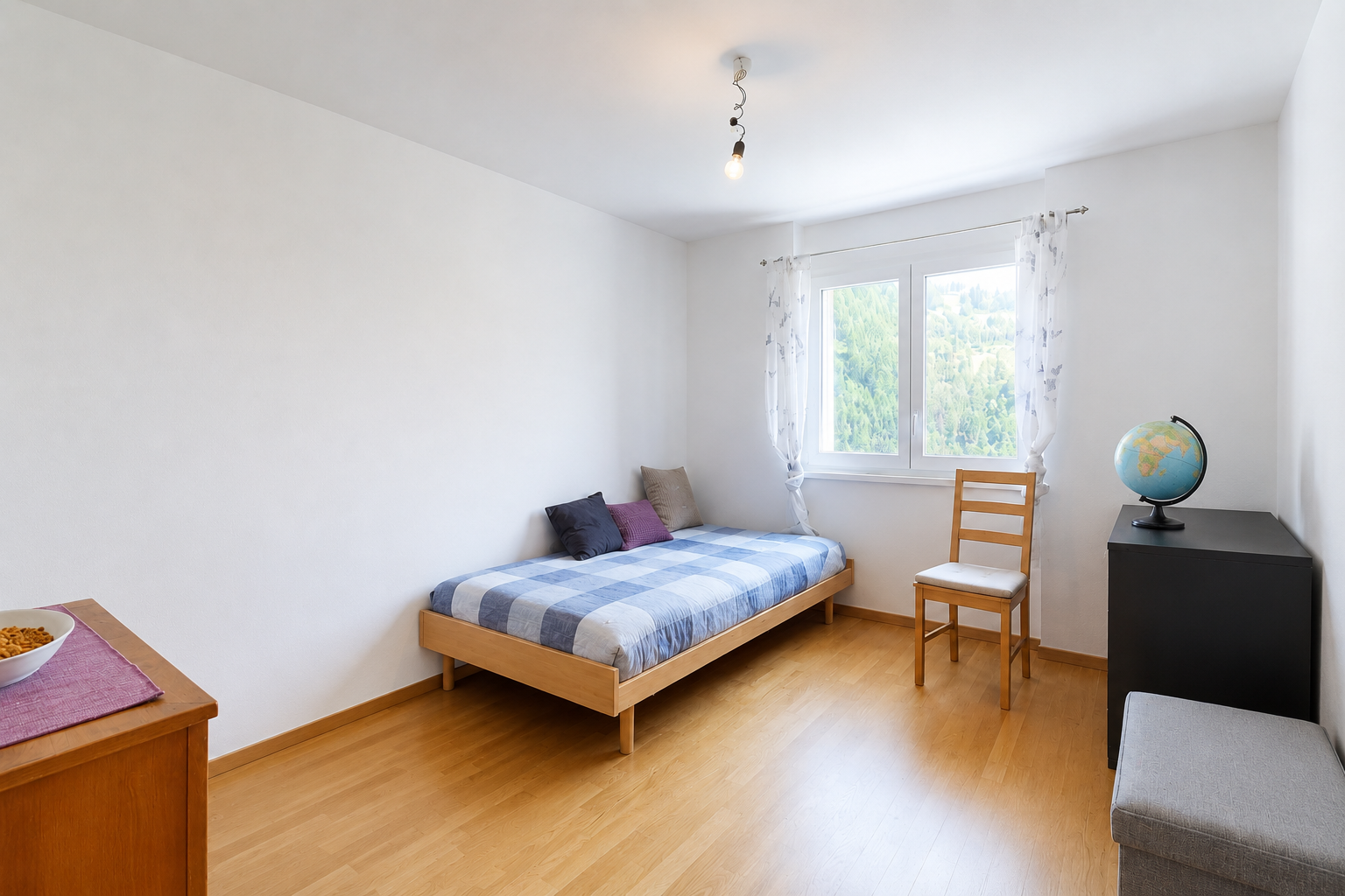 chambre avec sol en finition bois, wood finish floor, cloison sèche, drywall, et inside property