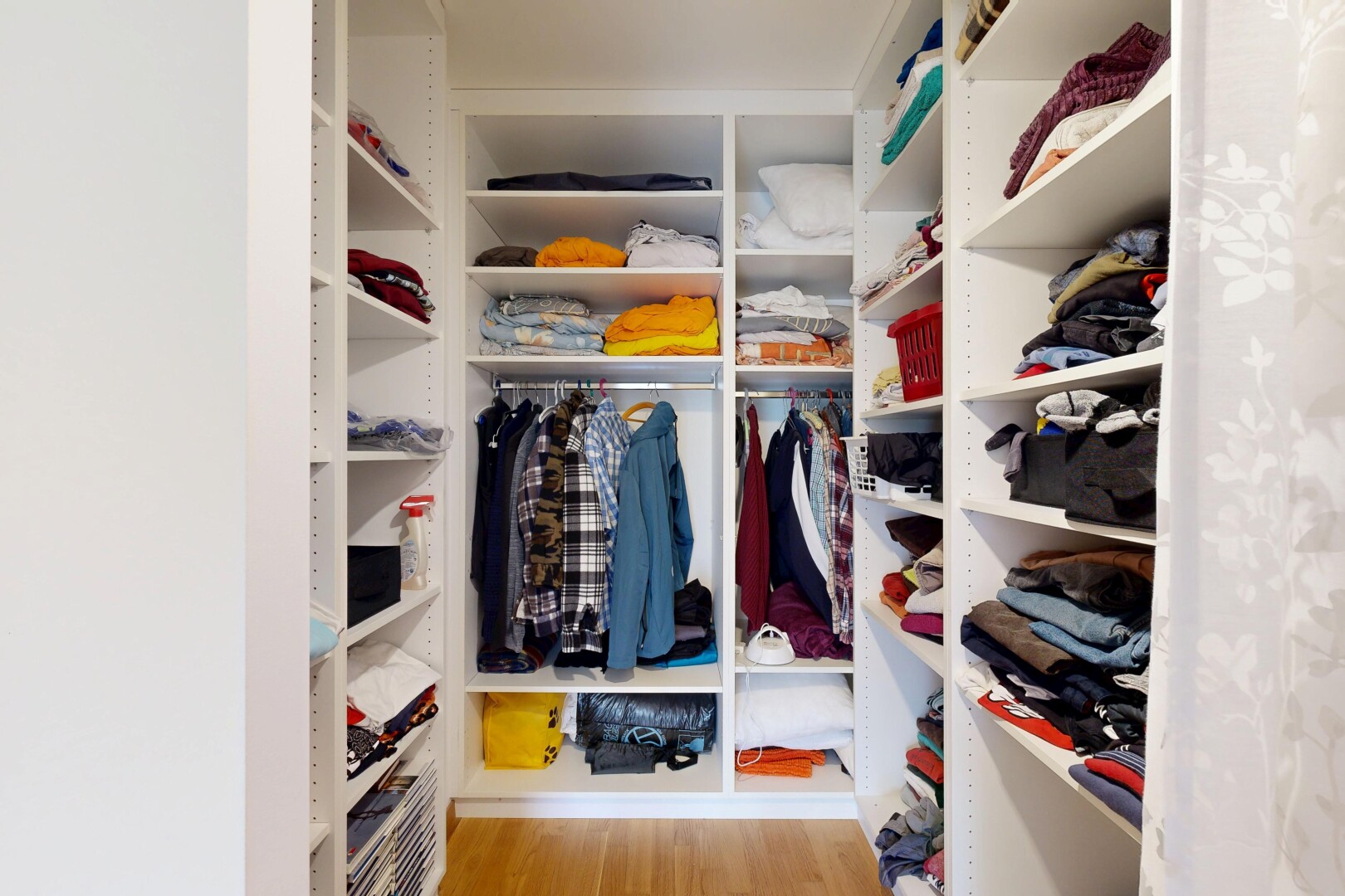 dressing avec sol en finition bois, wood finish floor, et light floor