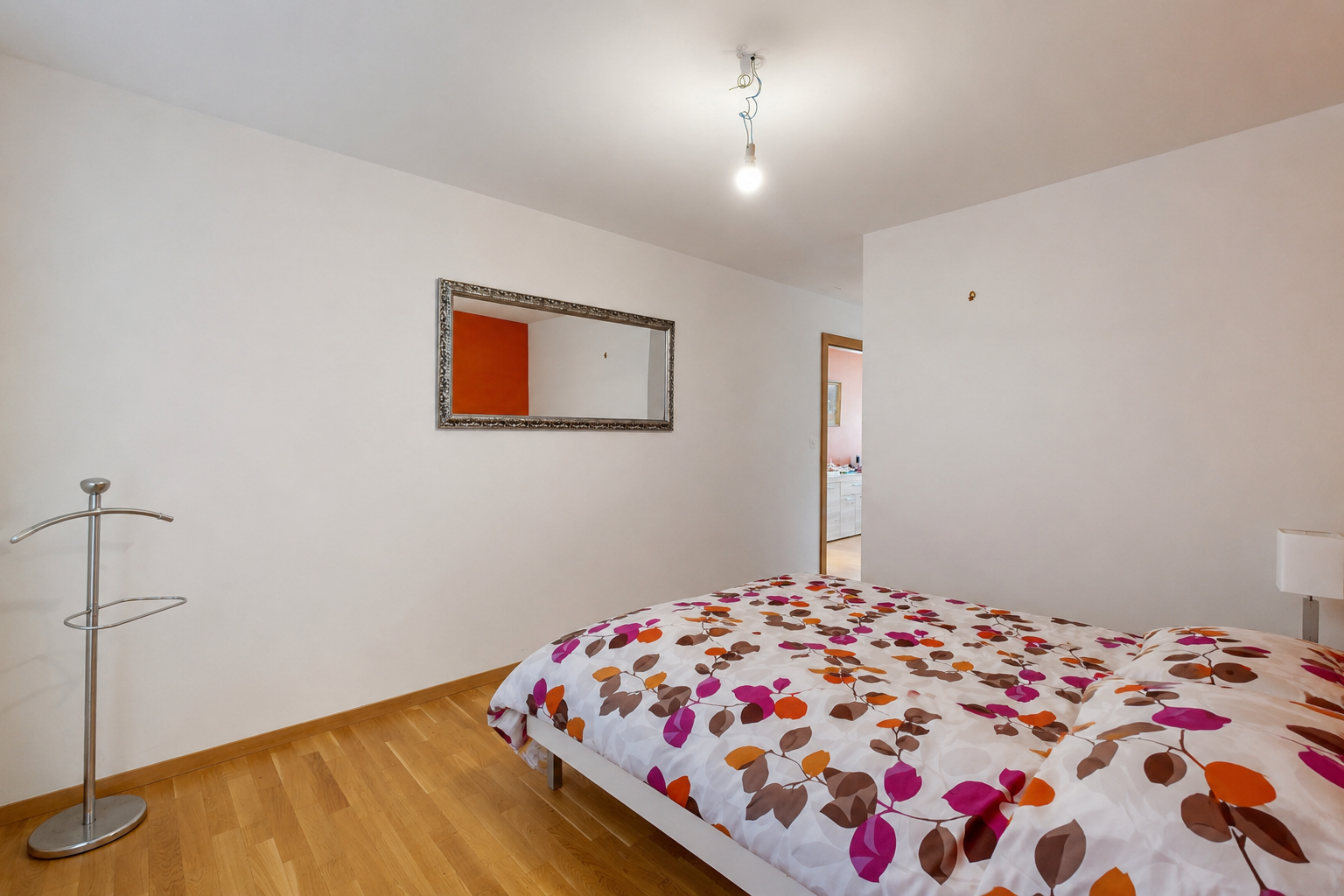 chambre avec cloison sèche, drywall, sol en finition bois, wood finish floor, et inside property