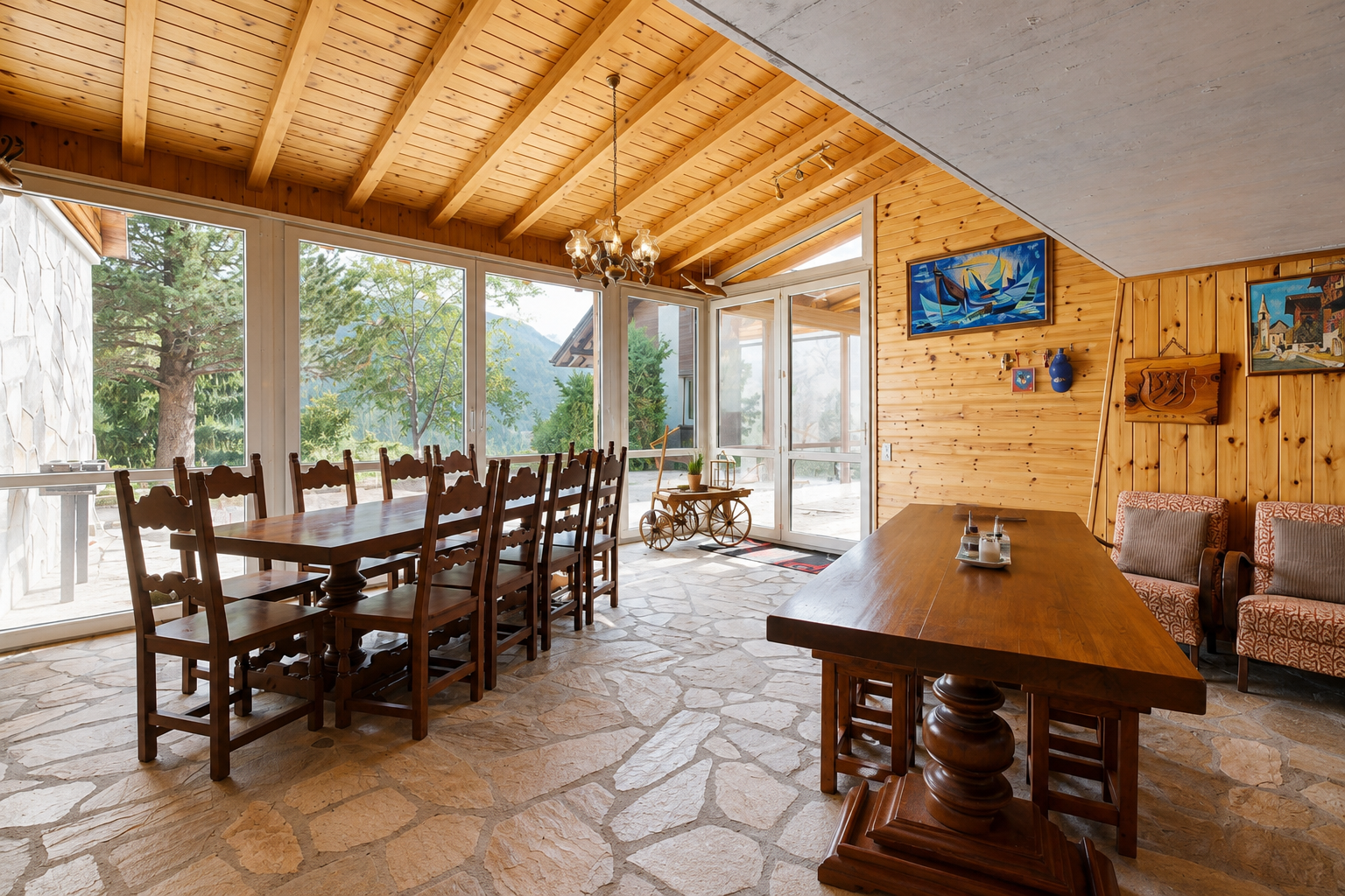 salle à manger avec flagstone, lustre remarquable, lumière naturelle, natural light, et inside property