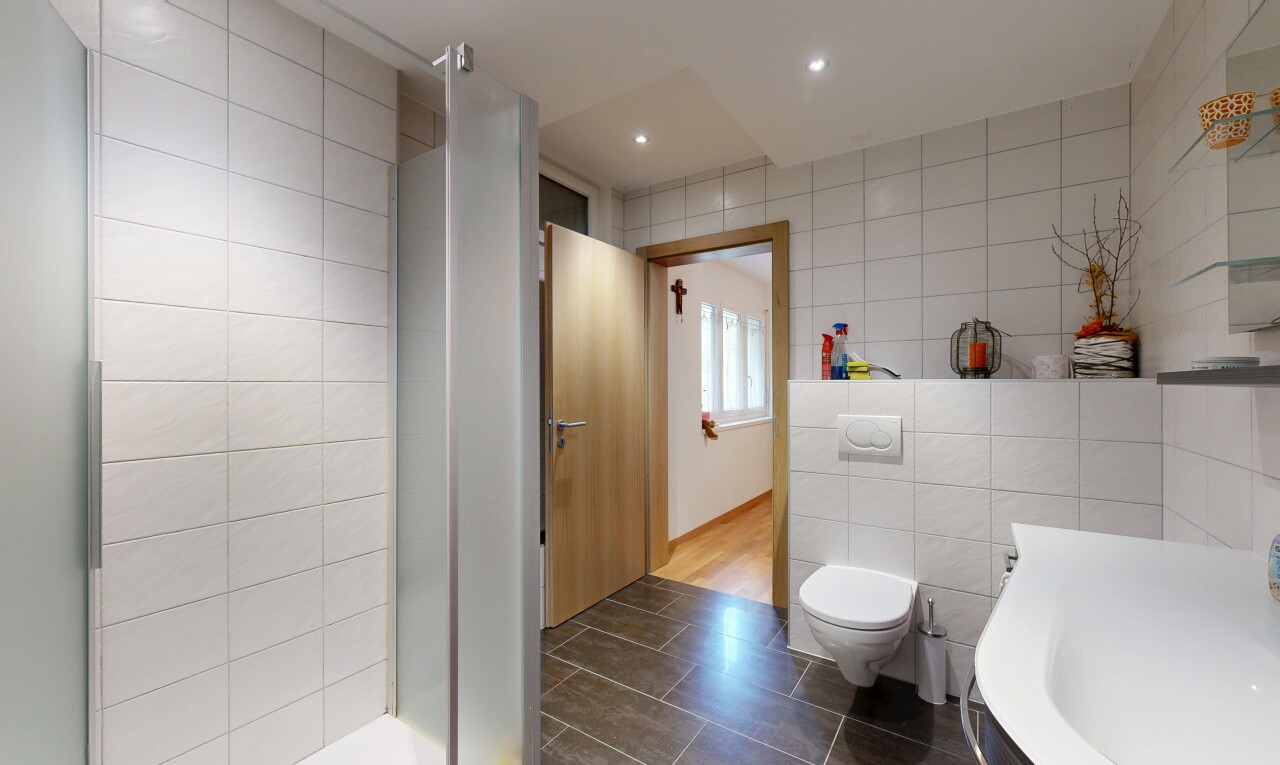 salle de bains avec mur en carrelage, tile wall, salle de bain complète, douche, et inside property