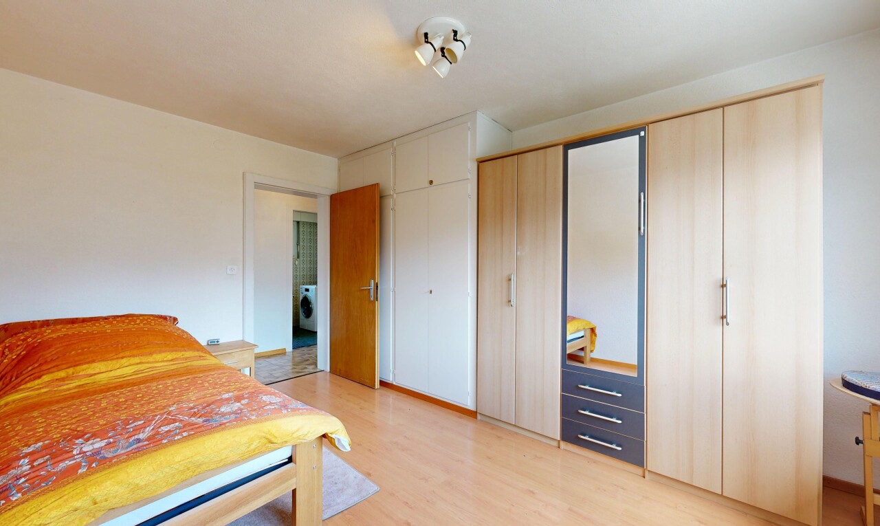 chambre avec placard, light floor, cloison sèche, drywall, et inside property