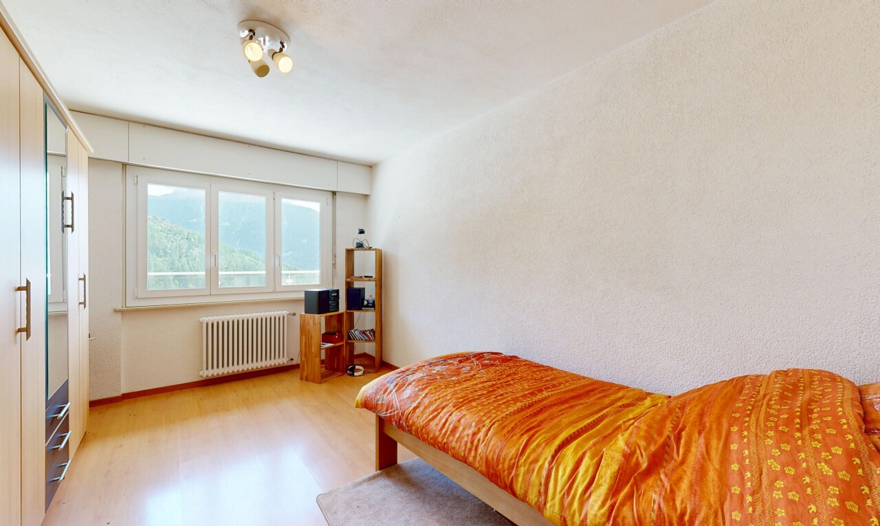 chambre avec radiateur, sol en finition bois, wood finish floor, lumière naturelle, et natural light
