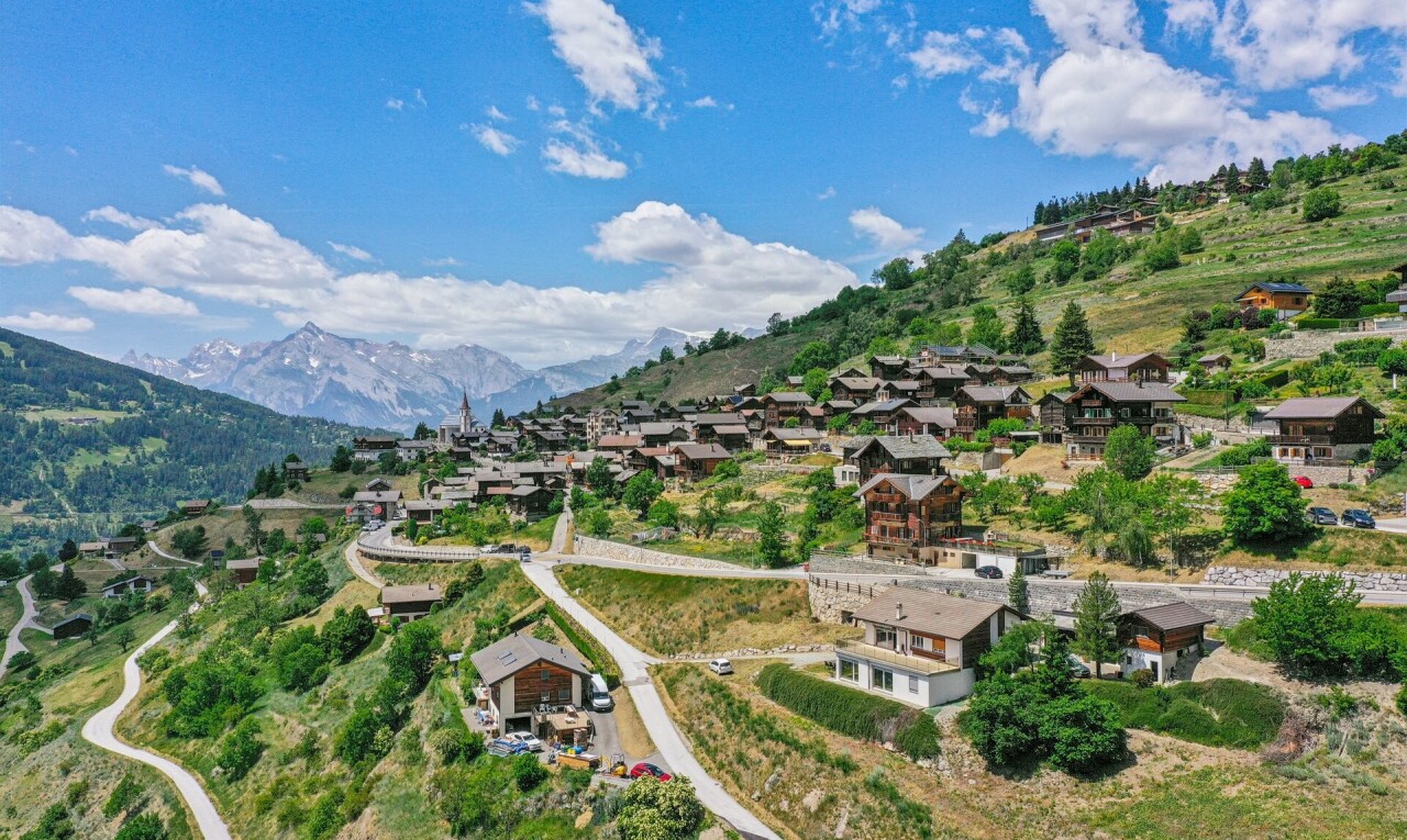 vue sur la montagne avec day time, mountain view, vue sur la montagne, et aerial view