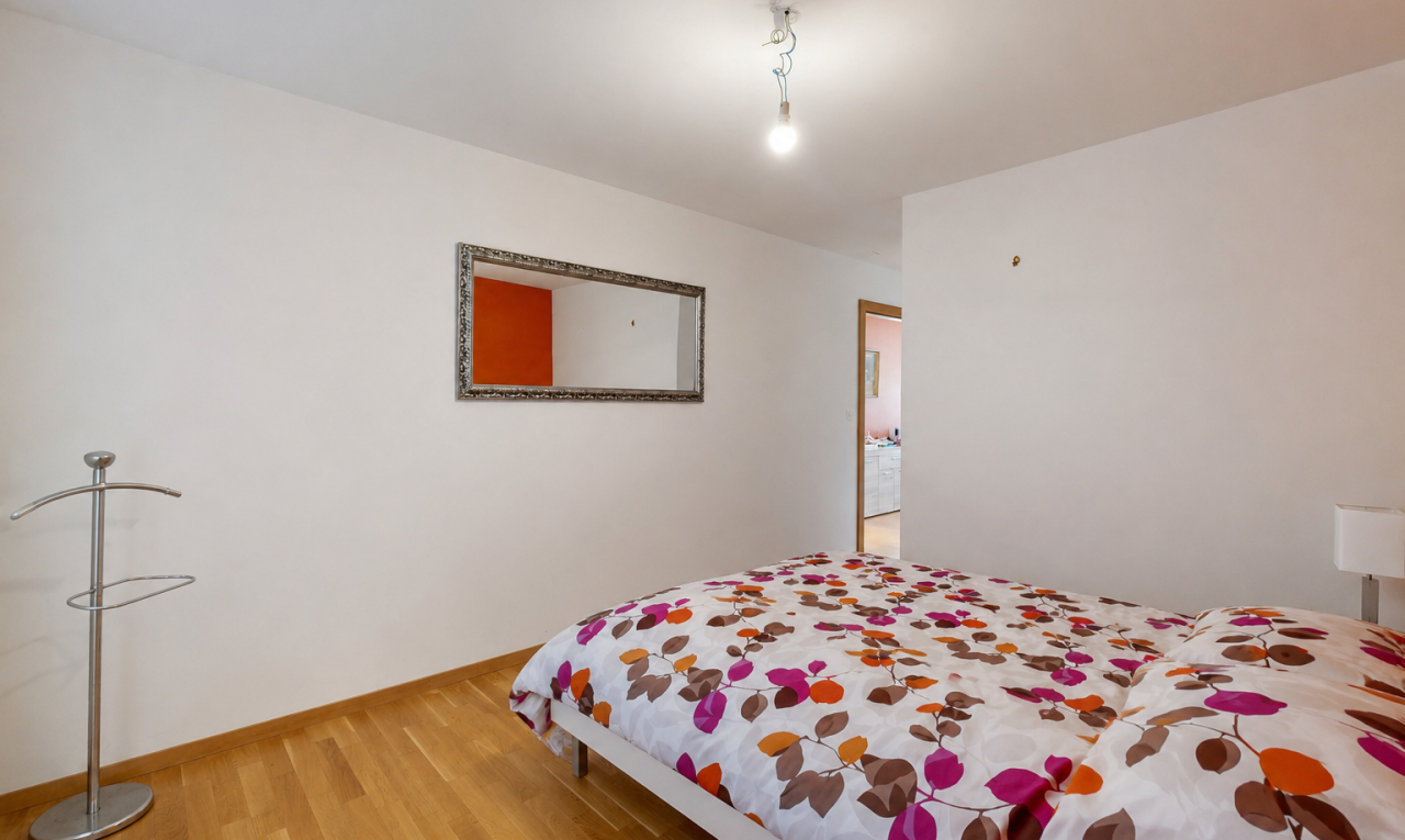 chambre avec cloison sèche, drywall, sol en finition bois, wood finish floor, et inside property