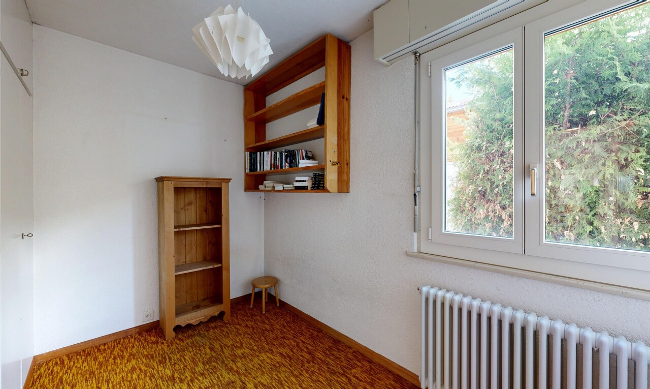 pièce vide avec radiateur, lumière naturelle, natural light, inside property, et cloison sèche