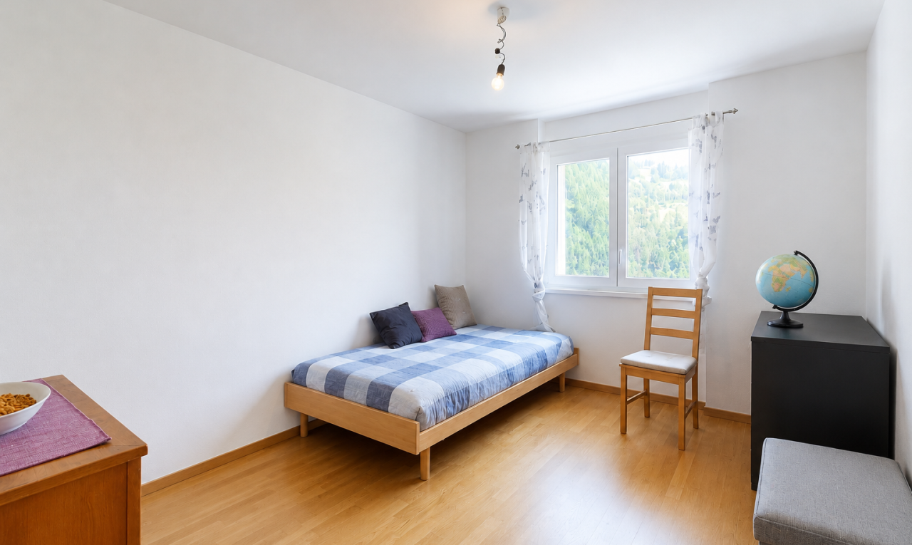 chambre avec sol en finition bois, wood finish floor, cloison sèche, drywall, et inside property