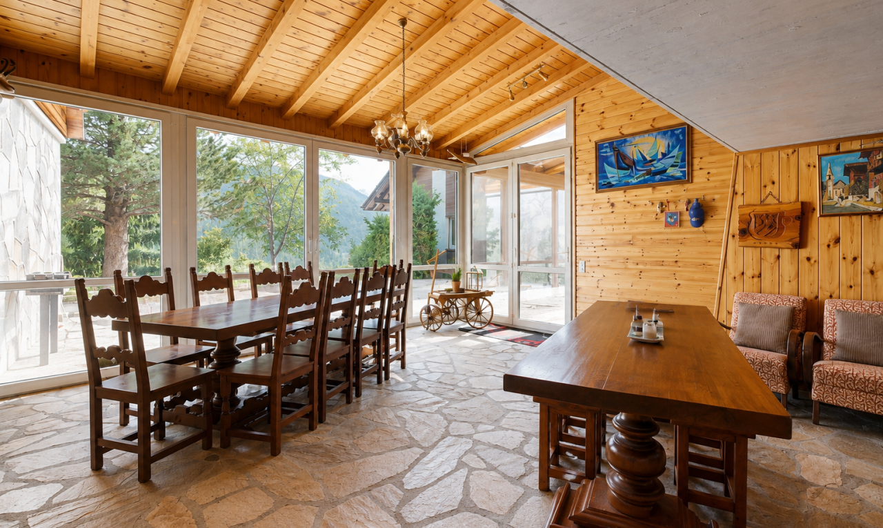 salle à manger avec flagstone, lustre remarquable, lumière naturelle, natural light, et inside property
