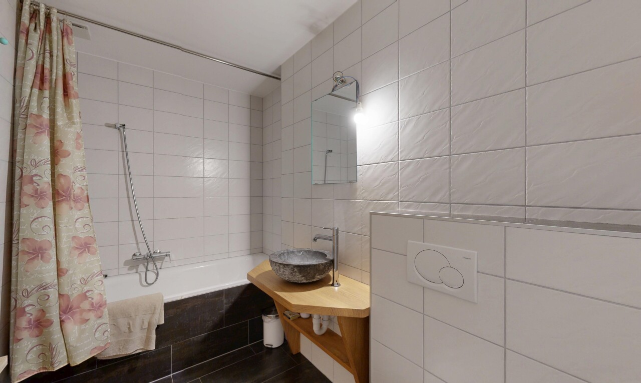 salle de bains avec mur en carrelage, tile wall, miroir, douche-bain combinés, et salle de bain complète