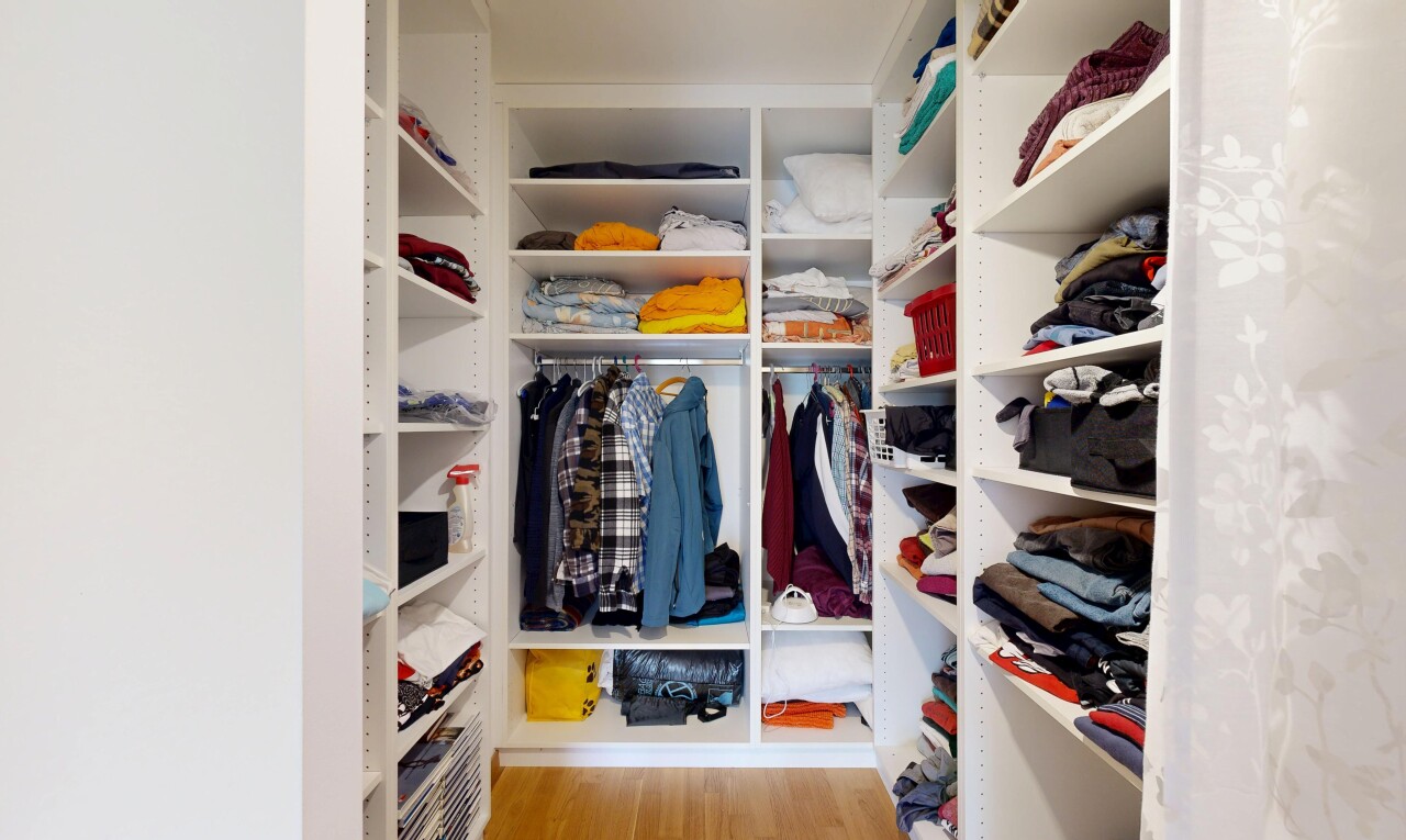 dressing avec sol en finition bois, wood finish floor, et light floor