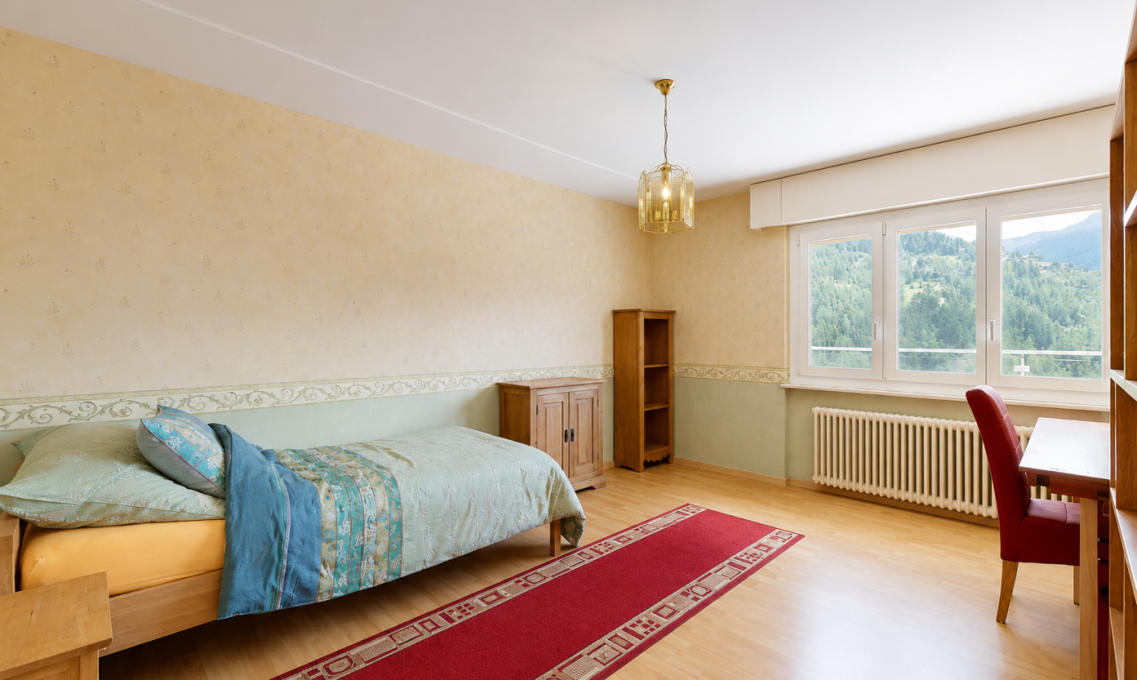 chambre avec sol en finition bois, wood finish floor, lustre remarquable, inside property, et lumière naturelle