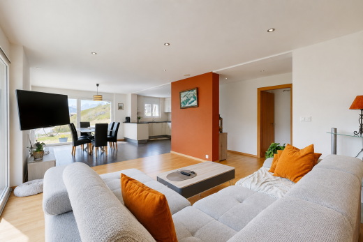 wohn- / esszimmer mit holzfußboden, wood finish floor, gipskartonwand, drywall, und inside property