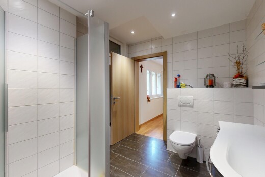 bad mit fliesenwand, tile wall, komplettes badezimmer, dusche, und inside property