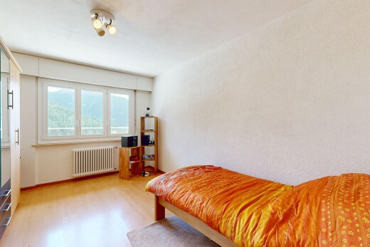 chambre avec radiateur, sol en finition bois, wood finish floor, lumière naturelle, et natural light