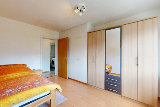 chambre avec placard, light floor, cloison sèche, drywall, et inside property